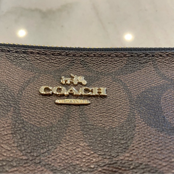 COACH two zippered pocket brown wristlet, leather, insignia. - Picture 4 of 8